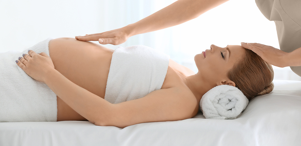 Photo Massage pour femme enceinte, jeune maman et bébé