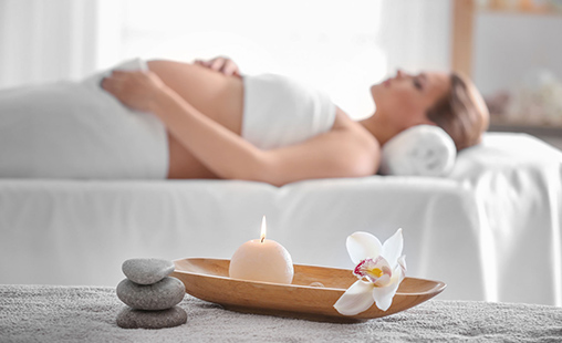 Photo d'un massage d'une femme enceinte
