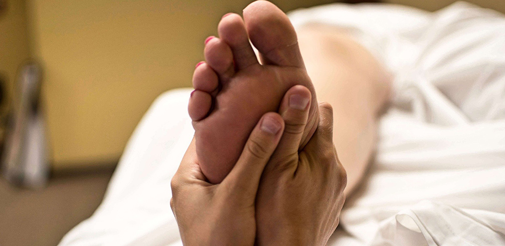 Massage réflexe des mains et des pieds