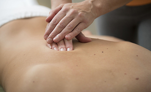 Photo d'un massage du dos aux huiles essentielles